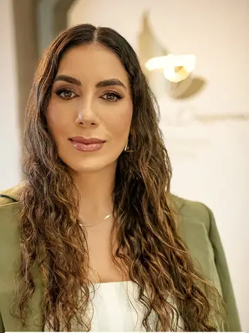 Dra. Júlia Possamai, biomédica, de blazer verde
